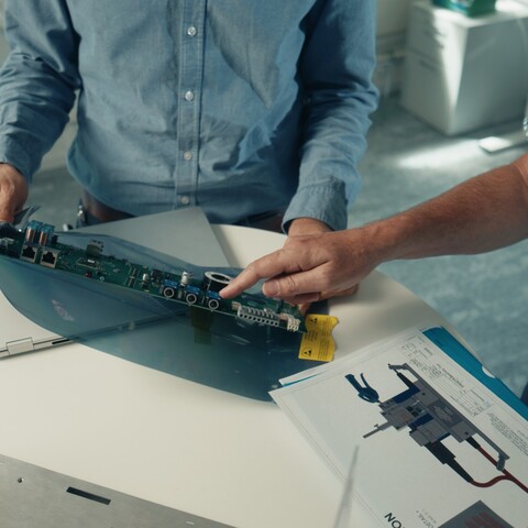 Prüfung einer elektronischen Baugruppe anhand technischer Zeichnung
