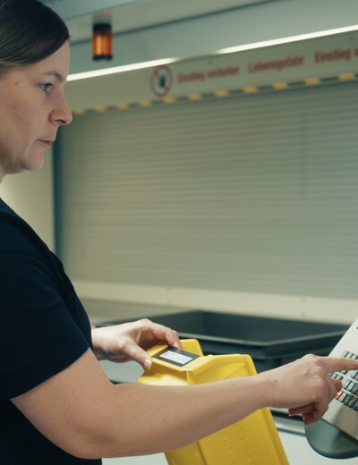 Bedienung des Steuerungspanels einer automatisierten Produktionsanlage