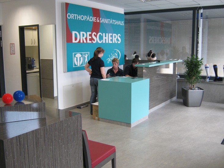 Empfangstheke in schwarzem Linoleum mit Edelstahlsockel