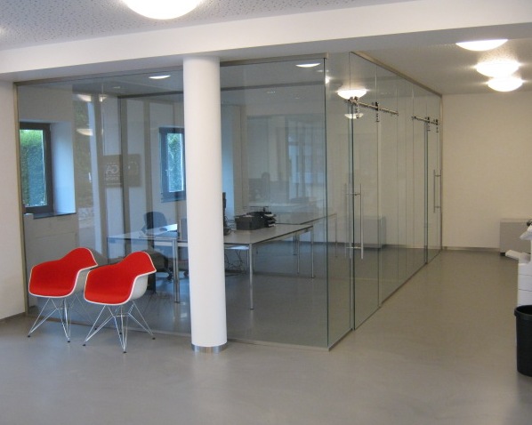 Glastrennwand mit vorgehangener Glasschiebetüre
