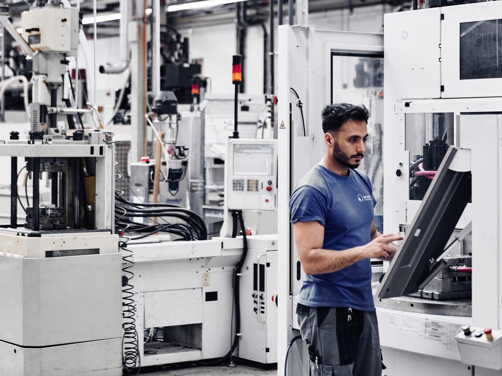 Hybridbauteil mit Kunststofffunktionselementen auf Metallträger