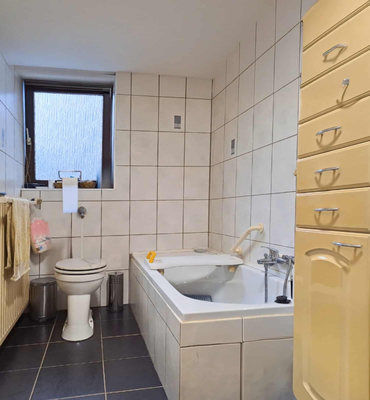 Vorher: Badewanne vor dem Umbau