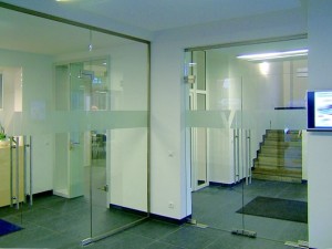 Glaswand mit Fusingapplikationen