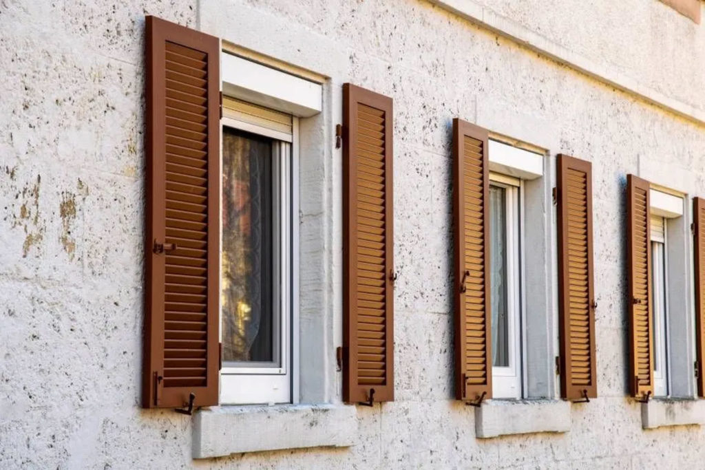 Fensterläden und Aussenstores (Volets/Stores)