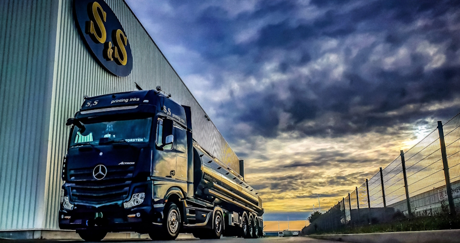 Eigene LKW-Flotte für Auslieferung in Europa