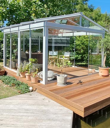 Glas-Pavillon am Gartenteich