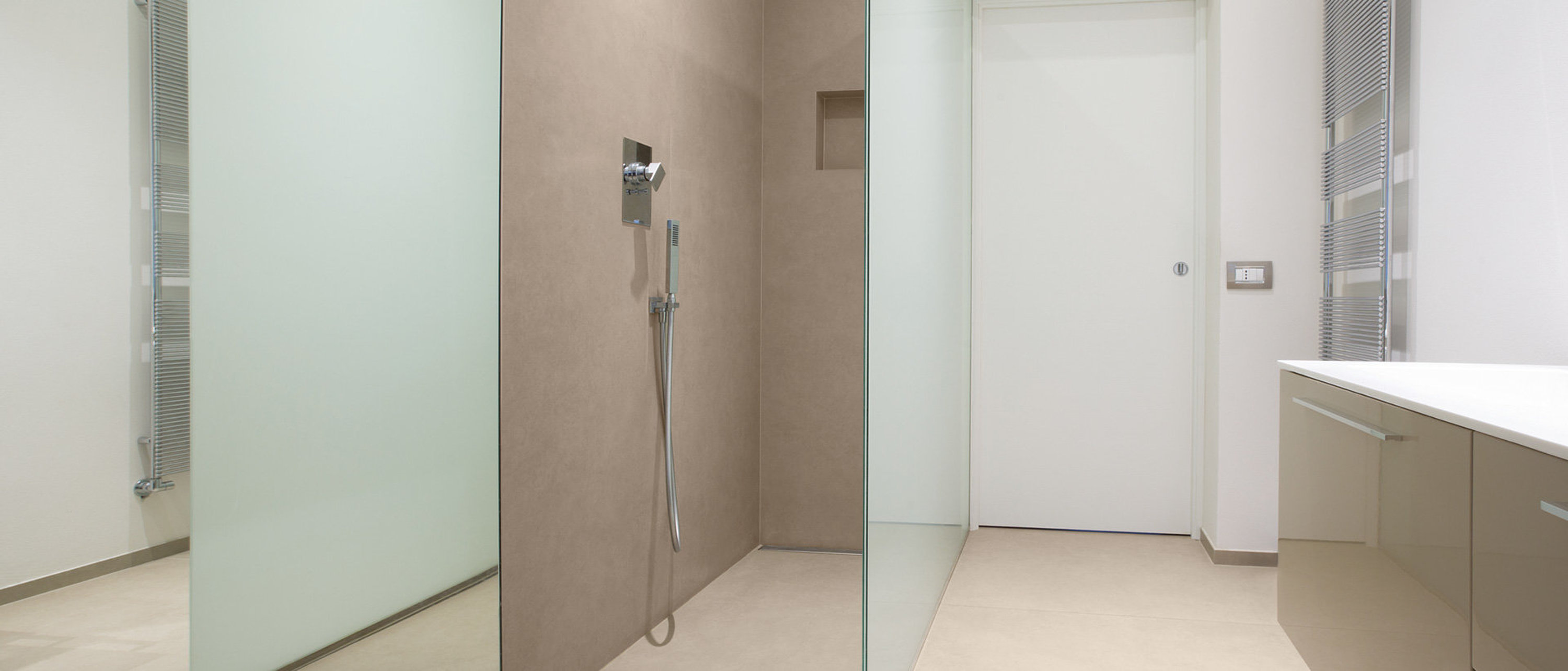 Selbstklebende Wandverkleidung Feinbeton beige