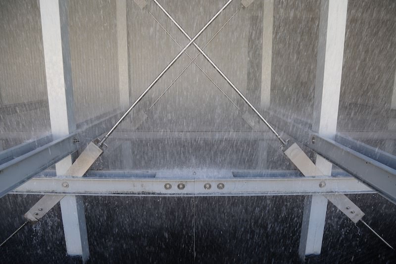 Sprühwasser in einem Zellenkühlturm