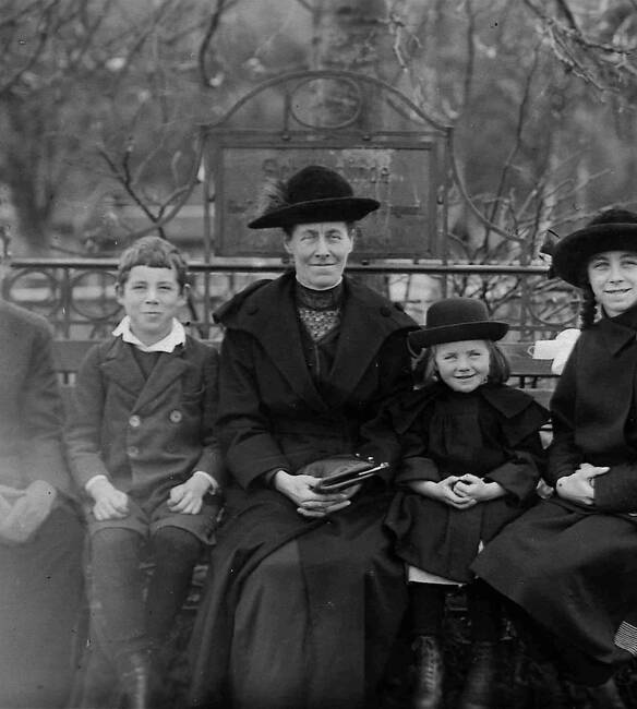 Historisches Familienfoto Maria Fraefel-Kempter mit ihren Kindern