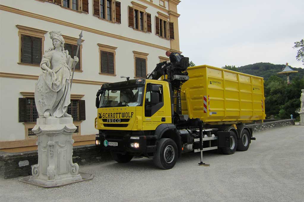 LKW mit Abrollcontainer