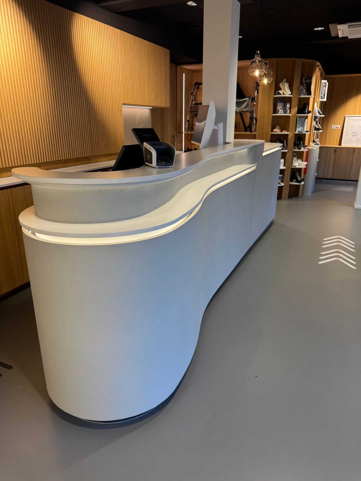 Beleuchtete Empfangstheke