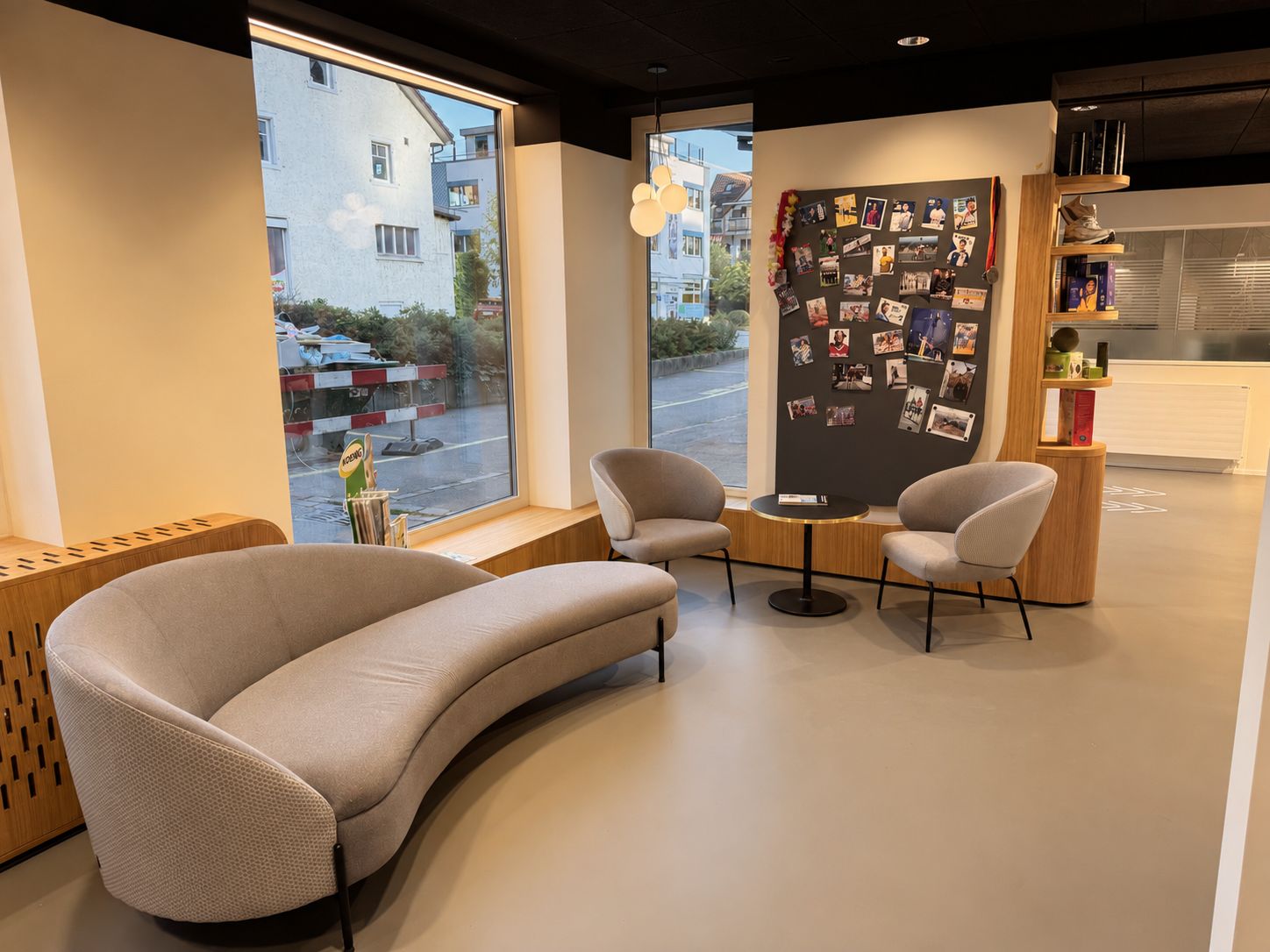 Lounge mit Sportler-Wand