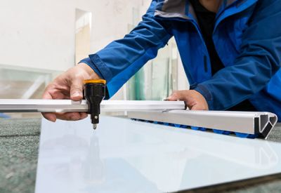 Fachtechniker prüft Sicherheitsscheibe an Werkzeugmaschine