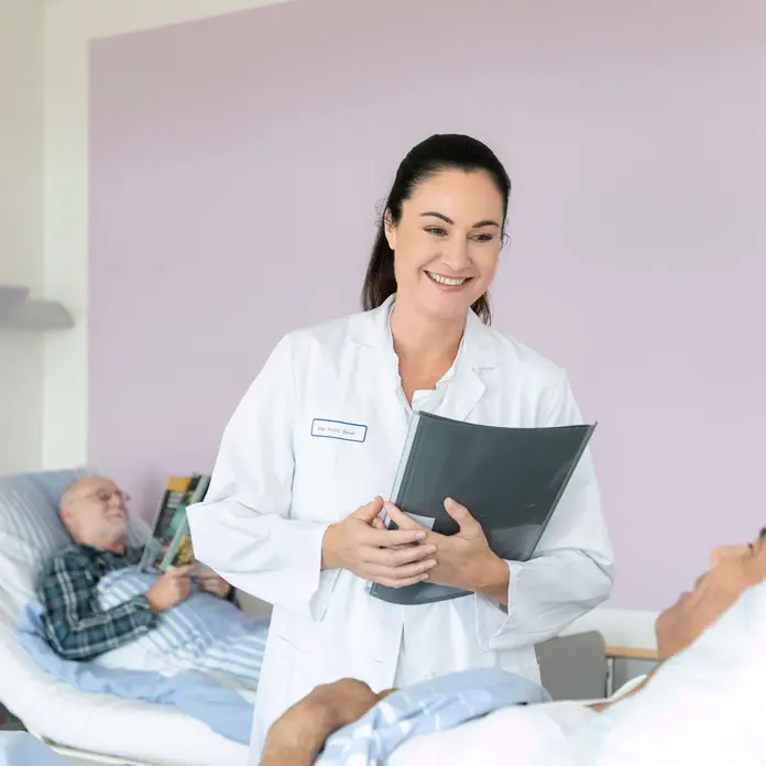 Ärztin im Gespräch mit Patientin