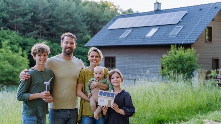 Solaranlage und Kleinwindrad am Gebäude