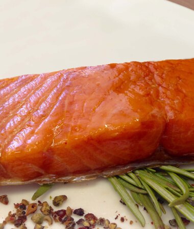 Heiß geräucherter Lachs