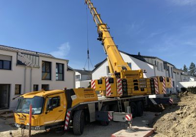 Garagenaufstellung mit Kranfahrzeug
