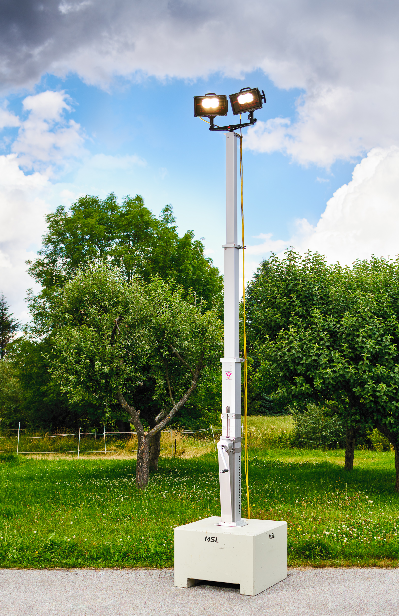 Mast system with antenna and radio technology