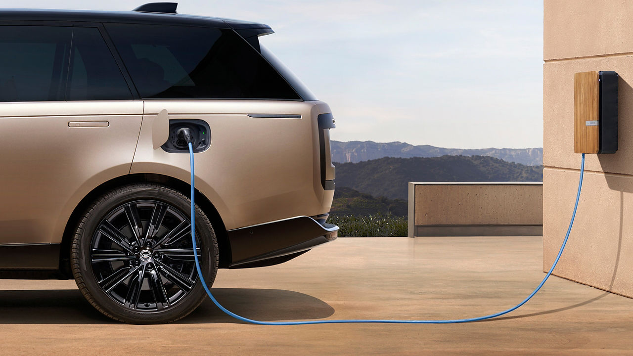 Range Rover Plug-in-Hybrid an der Ladestation