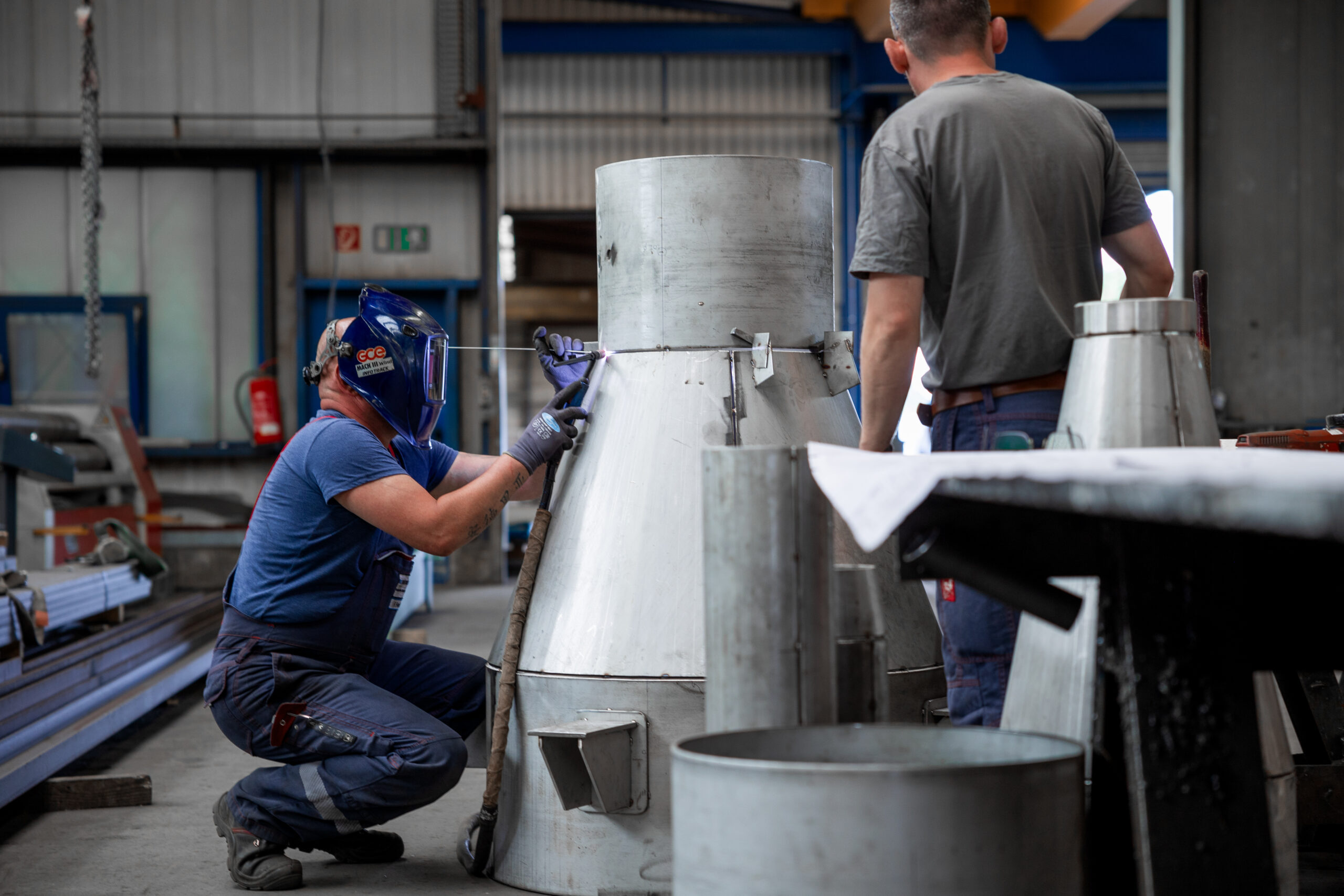 Schweißer an großem Metallkonus