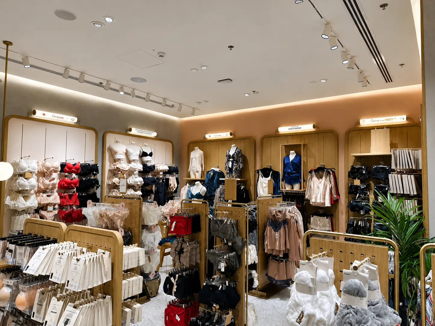 ETAM Paris Zürich HB, Verkaufsraum und Warenbeleuchtung