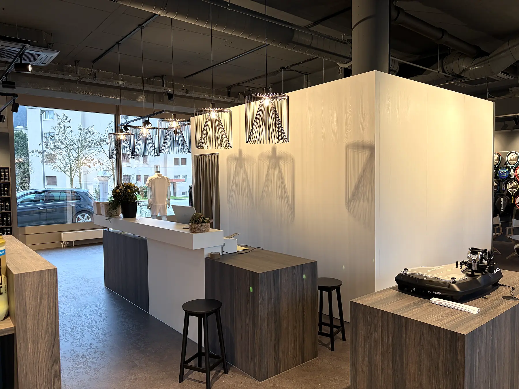 Tennis Factory Aarburg, Empfang und Pendelleuchten