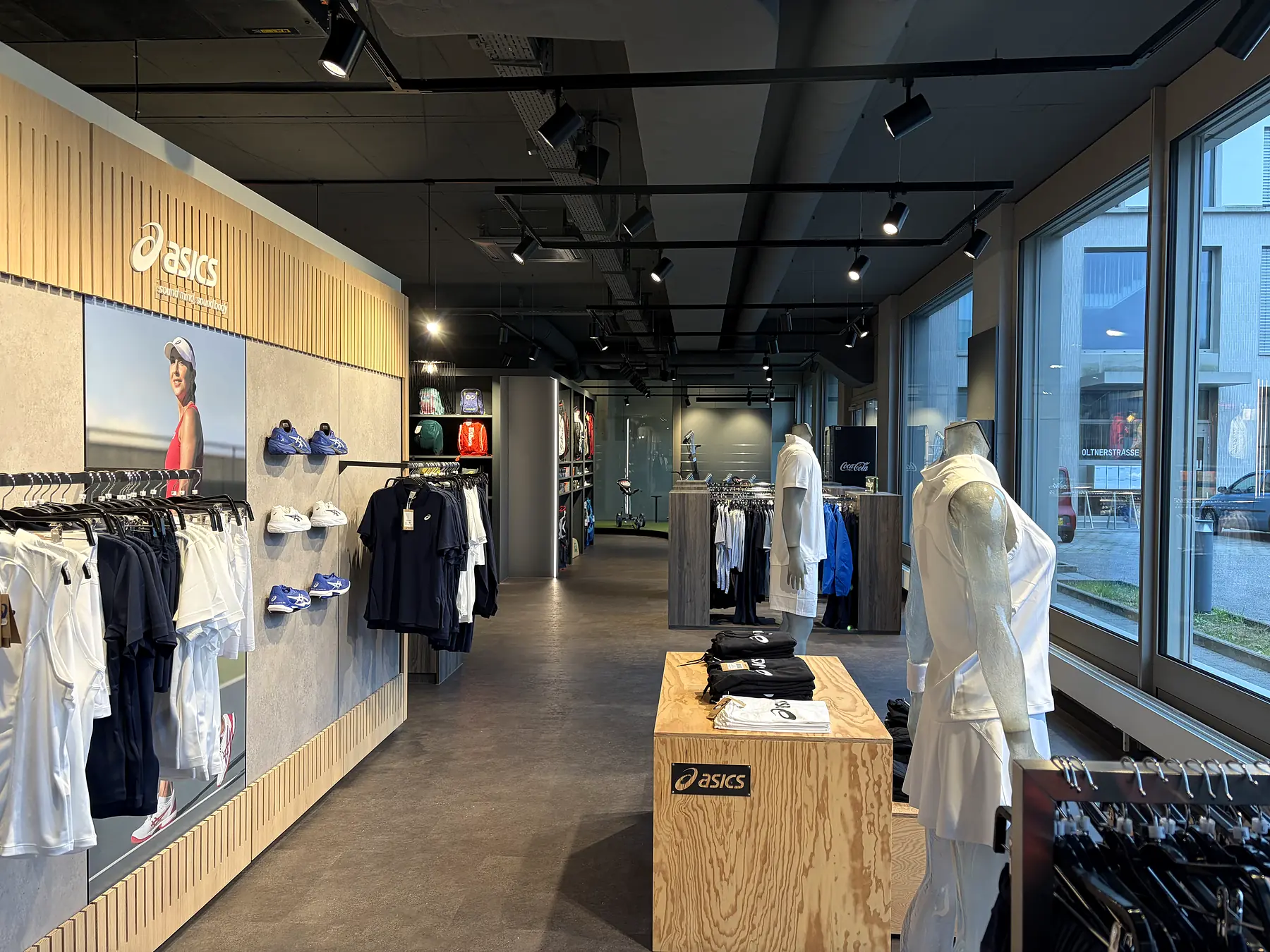 Tennis Factory Aarburg, Warenpräsentation und Stromschienen