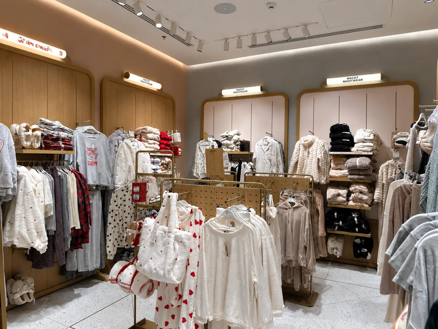 ETAM Paris Zürich HB, Deckenbeleuchtung