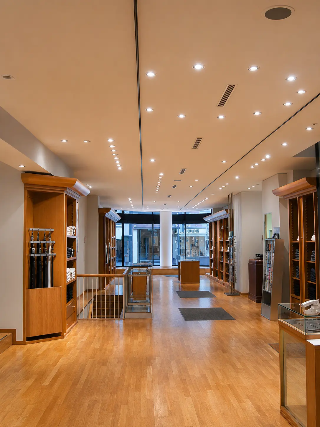 Emporio Armani Zürich, Verkaufsraum und Deckenbeleuchtung