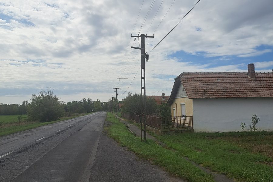 Hauptstraße Darvas mit neuem Leuchtmast