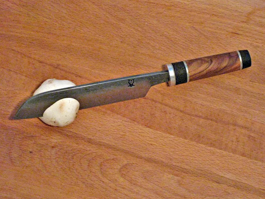 Handgefertigtes Messer aus Damaszener Stahl