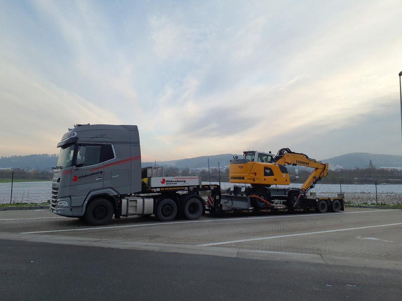 Baggertransport auf Tieflader