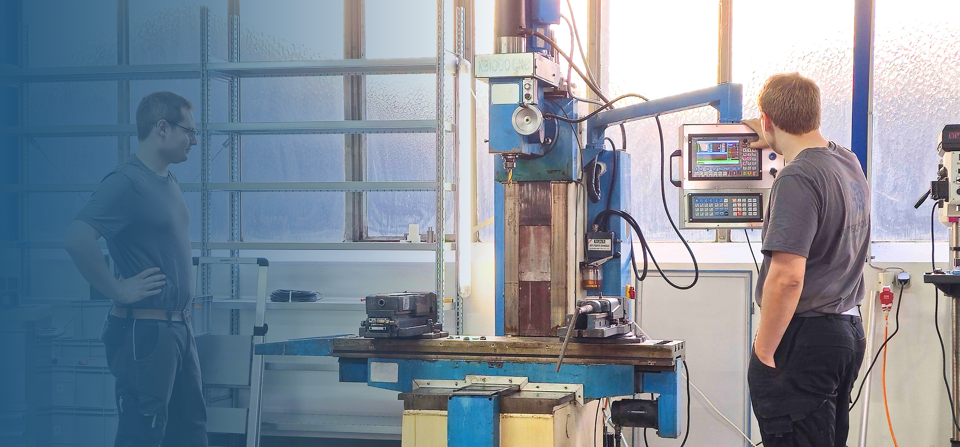 Techniker an einer Fräsmaschine in der Werkstatt