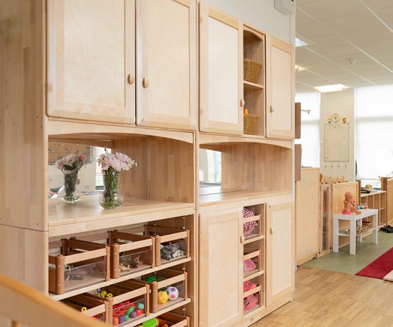 Hochschrank mit Präsentationsfach