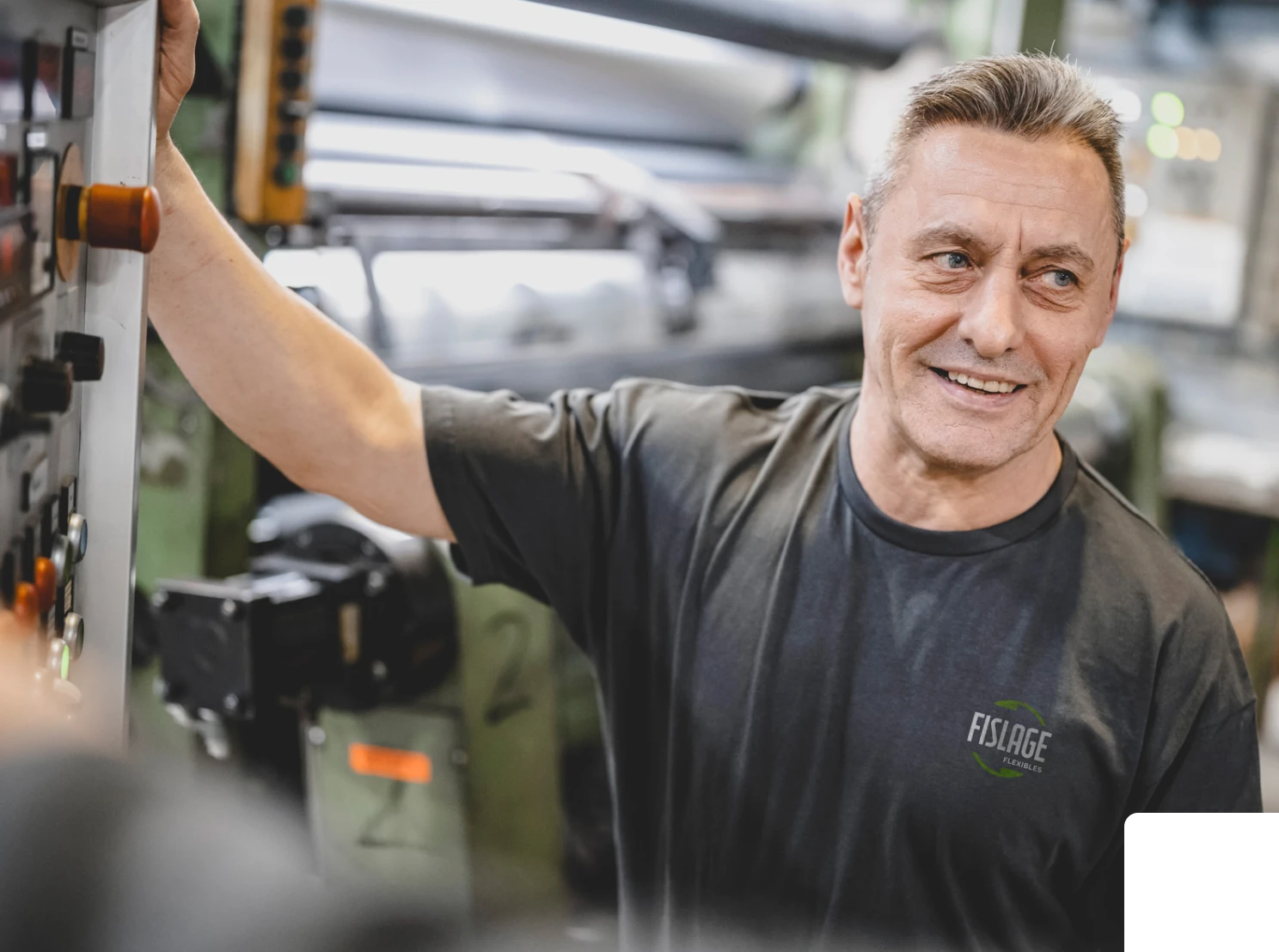 Mitarbeiter vor Produktionsmaschine