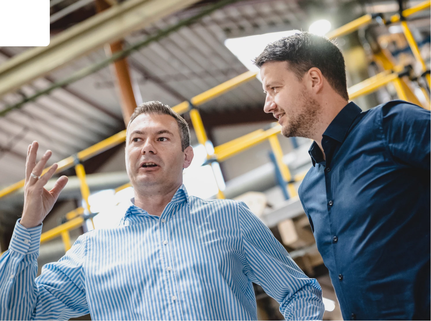 Zwei Mitarbeiter in der Produktionshalle