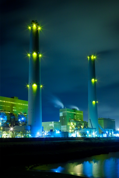 Beleuchtetes Kraftwerk bei Nacht