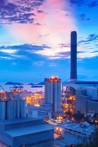 Industrie- und Kraftwerksanlage in der Dämmerung