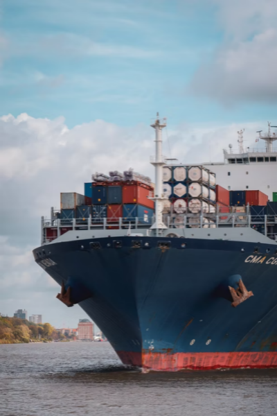 Containerschiff auf dem Wasser