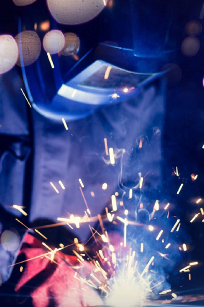 Schweißer bei der Metallbearbeitung