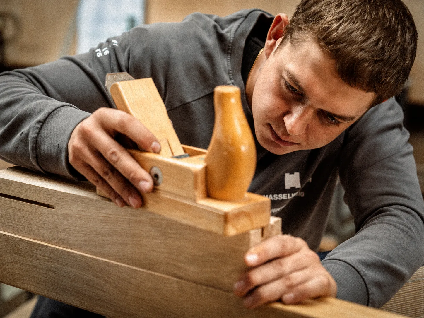 Handbearbeitetes Holzbauteil