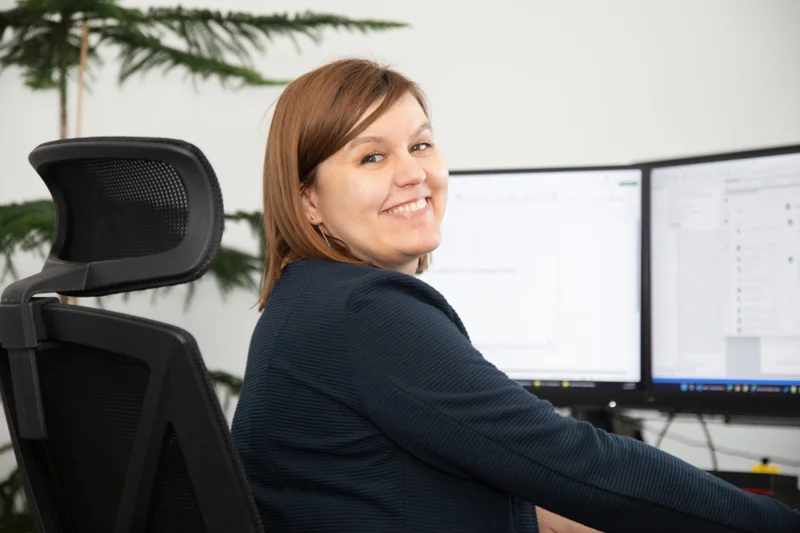 Mitarbeiterin am Arbeitsplatz