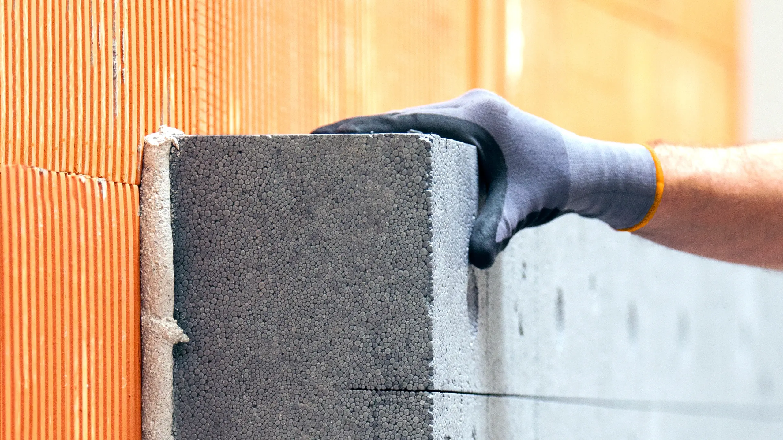 Wärmedämmplatte an der Fassade verklebt