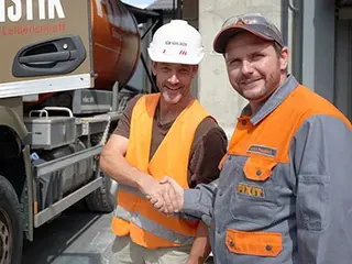 Fixit Mitarbeitende mit LKW-Fahrer an der Übergabe