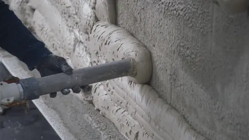 FOME-Dämmputz wird an der Wand aufgespritzt