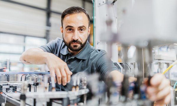 Arbeit an einer Montage- und Prüfanlage