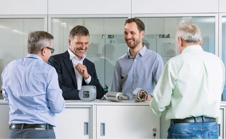 Kundengespräch vor Motor-Teilen