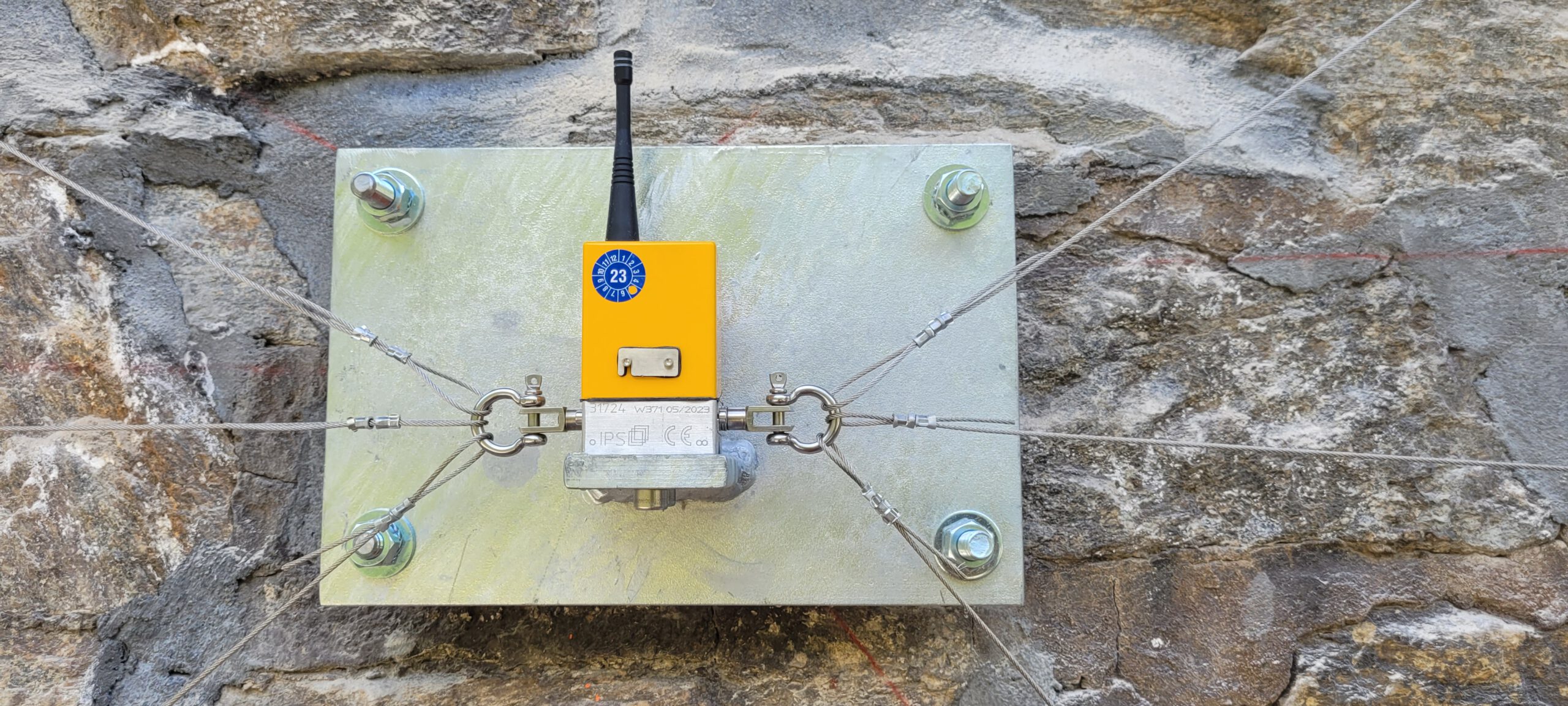 ImpactSentinel-Sensor an Tunnelwand der Gotthardbahn