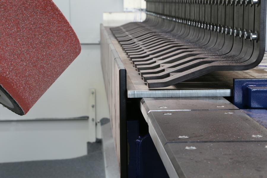 Bandschleifanlage LGA, Federklemmung mit Anschlag