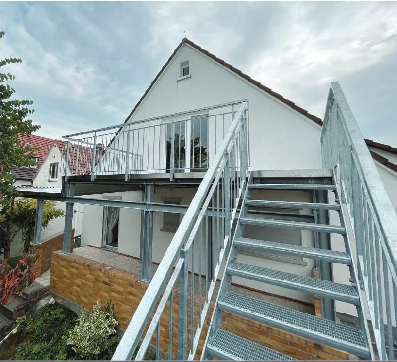 Balkongeländer mit Treppe
